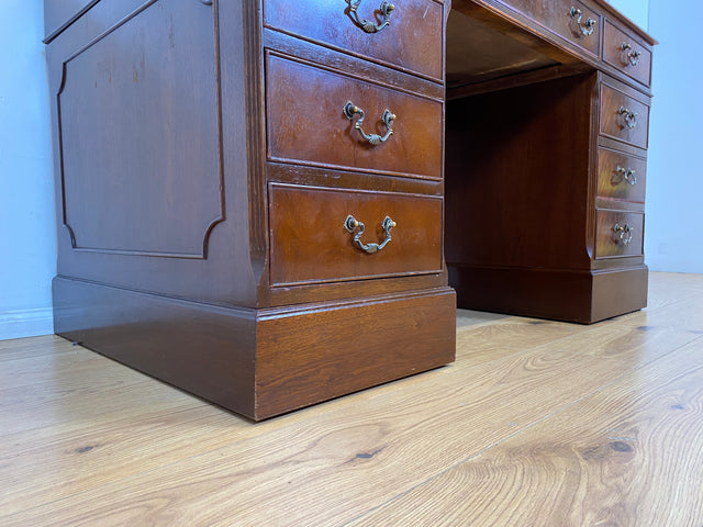WMK # Vornehmer Vintage Schreibtisch im antiken englischem Stil aus vollem Holz in Mahagoni mit geprägter Lederauflage # Bürotisch Arbeitstisch Sekretär Cheftisch Pedestal Desk Kolonial Regency Berlin