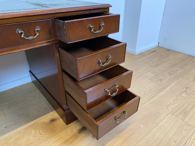 WMK # Vornehmer Vintage Schreibtisch im antiken englischem Stil aus vollem Holz in Mahagoni mit geprägter Lederauflage # Bürotisch Arbeitstisch Sekretär Cheftisch Pedestal Desk Kolonial Regency Berlin