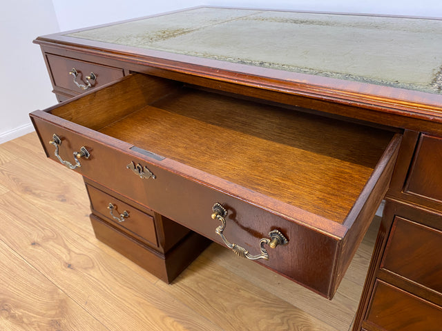 WMK # Vornehmer Vintage Schreibtisch im antiken englischem Stil aus vollem Holz in Mahagoni mit geprägter Lederauflage # Bürotisch Arbeitstisch Sekretär Cheftisch Pedestal Desk Kolonial Regency Berlin