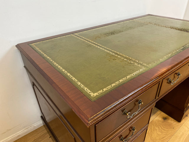 WMK # Vornehmer Vintage Schreibtisch im antiken englischem Stil aus vollem Holz in Mahagoni mit geprägter Lederauflage # Bürotisch Arbeitstisch Sekretär Cheftisch Pedestal Desk Kolonial Regency Berlin