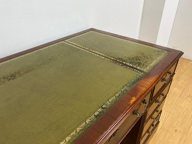 WMK # Vornehmer Vintage Schreibtisch im antiken englischem Stil aus vollem Holz in Mahagoni mit geprägter Lederauflage # Bürotisch Arbeitstisch Sekretär Cheftisch Pedestal Desk Kolonial Regency Berlin