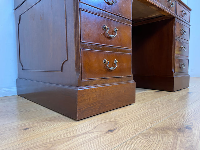 WMK # Vornehmer Vintage Schreibtisch im antiken englischem Stil aus vollem Holz in Mahagoni mit geprägter Lederauflage # Bürotisch Arbeitstisch Sekretär Cheftisch Pedestal Desk Kolonial Regency Berlin