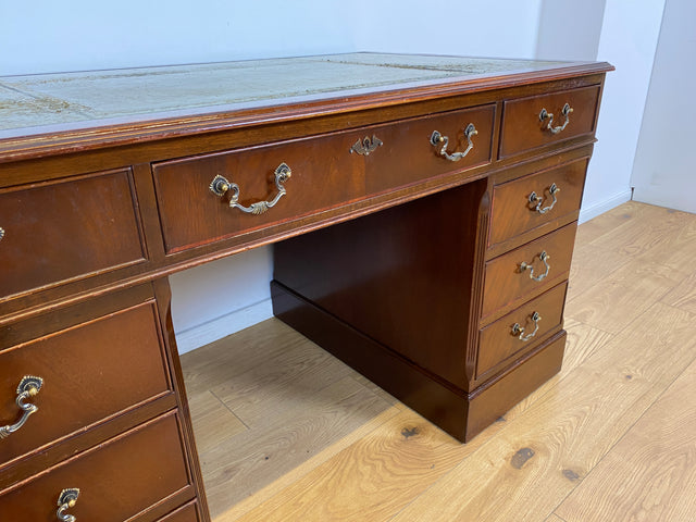 WMK # Vornehmer Vintage Schreibtisch im antiken englischem Stil aus vollem Holz in Mahagoni mit geprägter Lederauflage # Bürotisch Arbeitstisch Sekretär Cheftisch Pedestal Desk Kolonial Regency Berlin