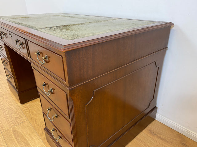 WMK # Vornehmer Vintage Schreibtisch im antiken englischem Stil aus vollem Holz in Mahagoni mit geprägter Lederauflage # Bürotisch Arbeitstisch Sekretär Cheftisch Pedestal Desk Kolonial Regency Berlin