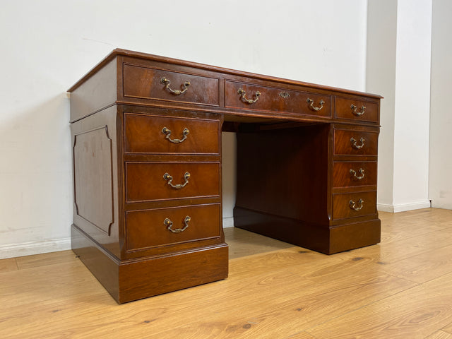 WMK # Vornehmer Vintage Schreibtisch im antiken englischem Stil aus vollem Holz in Mahagoni mit geprägter Lederauflage # Bürotisch Arbeitstisch Sekretär Cheftisch Pedestal Desk Kolonial Regency Berlin