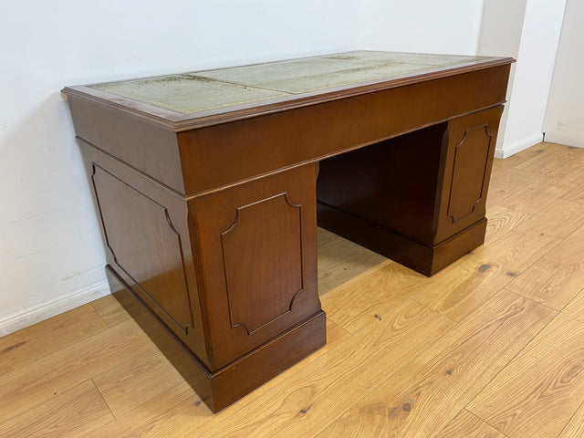 WMK # Vornehmer Vintage Schreibtisch im antiken englischem Stil aus vollem Holz in Mahagoni mit geprägter Lederauflage # Bürotisch Arbeitstisch Sekretär Cheftisch Pedestal Desk Kolonial Regency Berlin
