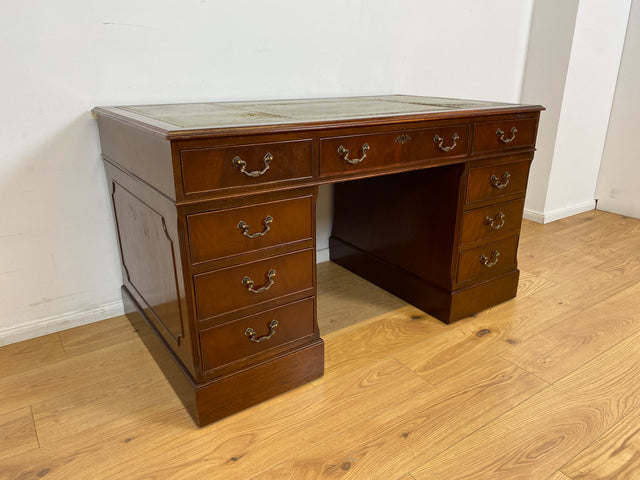 WMK # Vornehmer Vintage Schreibtisch im antiken englischem Stil aus vollem Holz in Mahagoni mit geprägter Lederauflage # Bürotisch Arbeitstisch Sekretär Cheftisch Pedestal Desk Kolonial Regency Berlin