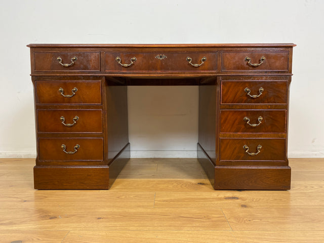 WMK # Vornehmer Vintage Schreibtisch im antiken englischem Stil aus vollem Holz in Mahagoni mit geprägter Lederauflage # Bürotisch Arbeitstisch Sekretär Cheftisch Pedestal Desk Kolonial Regency Berlin