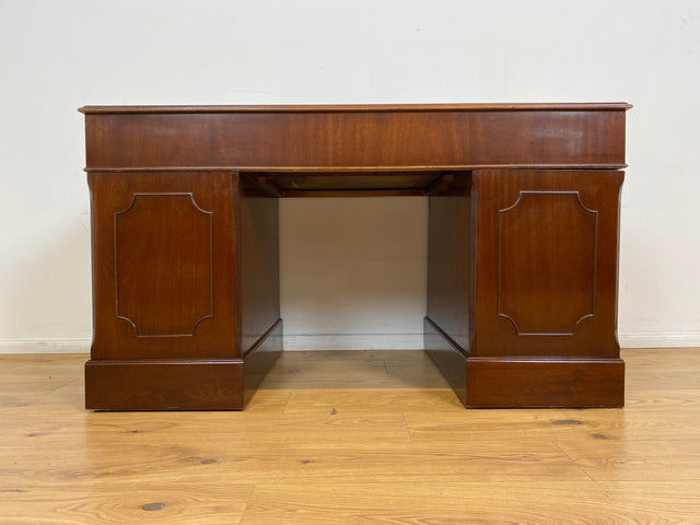 WMK # Vornehmer Vintage Schreibtisch im antiken englischem Stil aus vollem Holz in Mahagoni mit geprägter Lederauflage # Bürotisch Arbeitstisch Sekretär Cheftisch Pedestal Desk Kolonial Regency Berlin