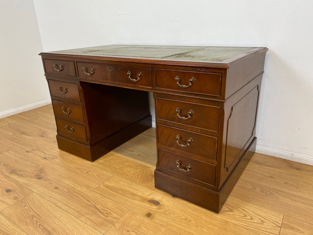 WMK # Vornehmer Vintage Schreibtisch im antiken englischem Stil aus vollem Holz in Mahagoni mit geprägter Lederauflage # Bürotisch Arbeitstisch Sekretär Cheftisch Pedestal Desk Kolonial Regency Berlin