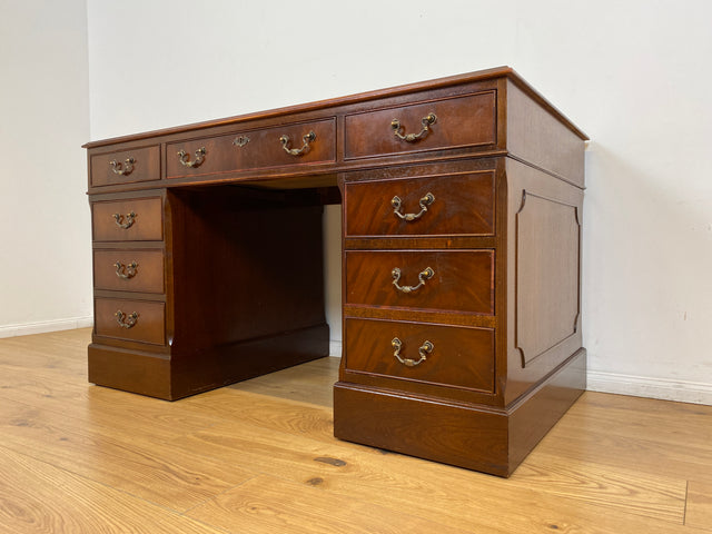 WMK # Vornehmer Vintage Schreibtisch im antiken englischem Stil aus vollem Holz in Mahagoni mit geprägter Lederauflage # Bürotisch Arbeitstisch Sekretär Cheftisch Pedestal Desk Kolonial Regency Berlin