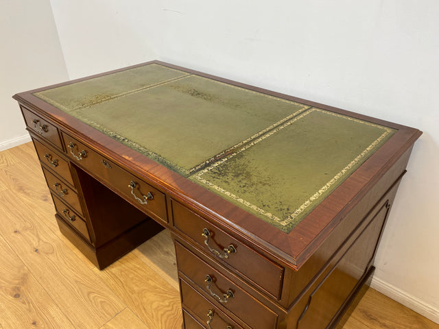 WMK # Vornehmer Vintage Schreibtisch im antiken englischem Stil aus vollem Holz in Mahagoni mit geprägter Lederauflage # Bürotisch Arbeitstisch Sekretär Cheftisch Pedestal Desk Kolonial Regency Berlin