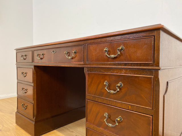 WMK # Vornehmer Vintage Schreibtisch im antiken englischem Stil aus vollem Holz in Mahagoni mit geprägter Lederauflage # Bürotisch Arbeitstisch Sekretär Cheftisch Pedestal Desk Kolonial Regency Berlin