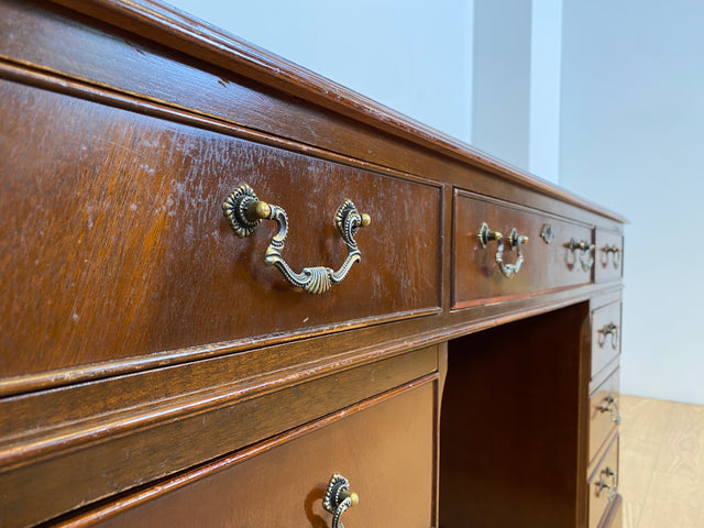 WMK # Vornehmer Vintage Schreibtisch im antiken englischem Stil aus vollem Holz in Mahagoni mit geprägter Lederauflage # Bürotisch Arbeitstisch Sekretär Cheftisch Pedestal Desk Kolonial Regency Berlin