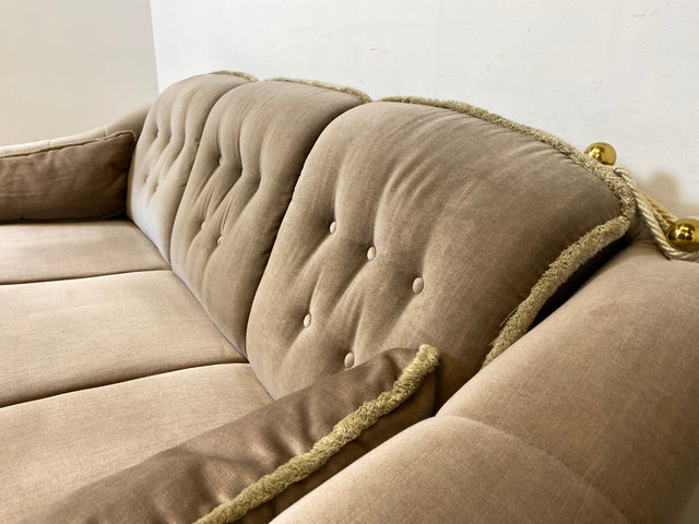 WMK I Äußerst gemütliches Vintage Sofa mit samtartigen beigen Originalbezug, Fransen & ausklappbaren Armlehnen