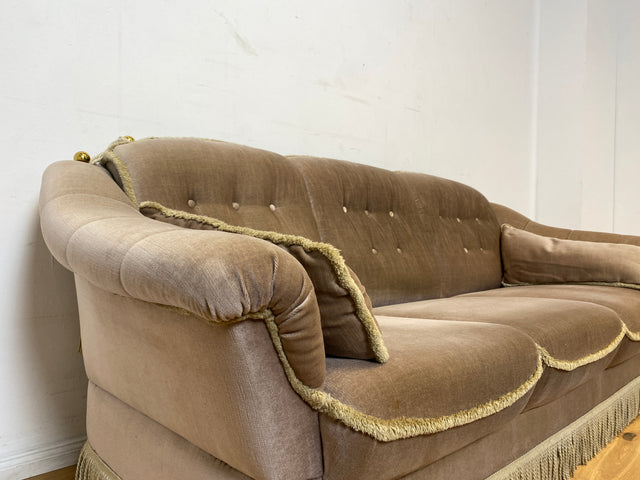 WMK I Äußerst gemütliches Vintage Sofa mit samtartigen beigen Originalbezug, Fransen & ausklappbaren Armlehnen