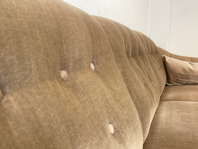 WMK I Äußerst gemütliches Vintage Sofa mit samtartigen beigen Originalbezug, Fransen & ausklappbaren Armlehnen