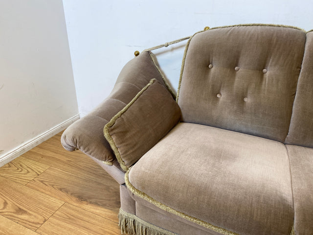WMK I Äußerst gemütliches Vintage Sofa mit samtartigen beigen Originalbezug, Fransen & ausklappbaren Armlehnen