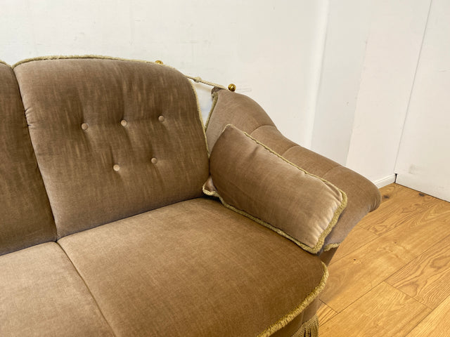 WMK I Äußerst gemütliches Vintage Sofa mit samtartigen beigen Originalbezug, Fransen & ausklappbaren Armlehnen