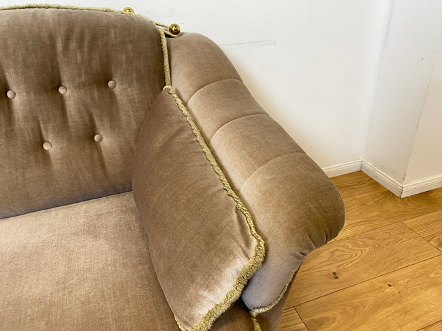 WMK I Äußerst gemütliches Vintage Sofa mit samtartigen beigen Originalbezug, Fransen & ausklappbaren Armlehnen