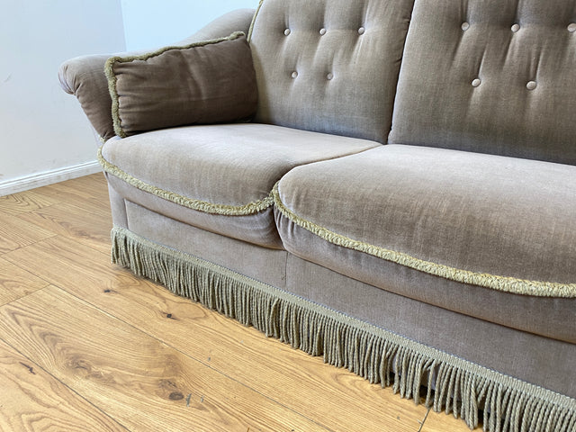 WMK I Äußerst gemütliches Vintage Sofa mit samtartigen beigen Originalbezug, Fransen & ausklappbaren Armlehnen