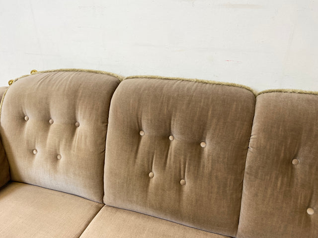 WMK I Äußerst gemütliches Vintage Sofa mit samtartigen beigen Originalbezug, Fransen & ausklappbaren Armlehnen