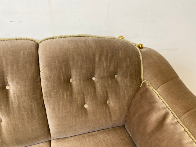 WMK I Äußerst gemütliches Vintage Sofa mit samtartigen beigen Originalbezug, Fransen & ausklappbaren Armlehnen