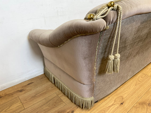 WMK I Äußerst gemütliches Vintage Sofa mit samtartigen beigen Originalbezug, Fransen & ausklappbaren Armlehnen