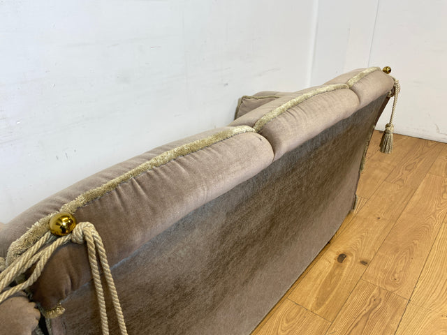 WMK I Äußerst gemütliches Vintage Sofa mit samtartigen beigen Originalbezug, Fransen & ausklappbaren Armlehnen