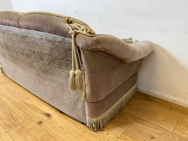 WMK I Äußerst gemütliches Vintage Sofa mit samtartigen beigen Originalbezug, Fransen & ausklappbaren Armlehnen