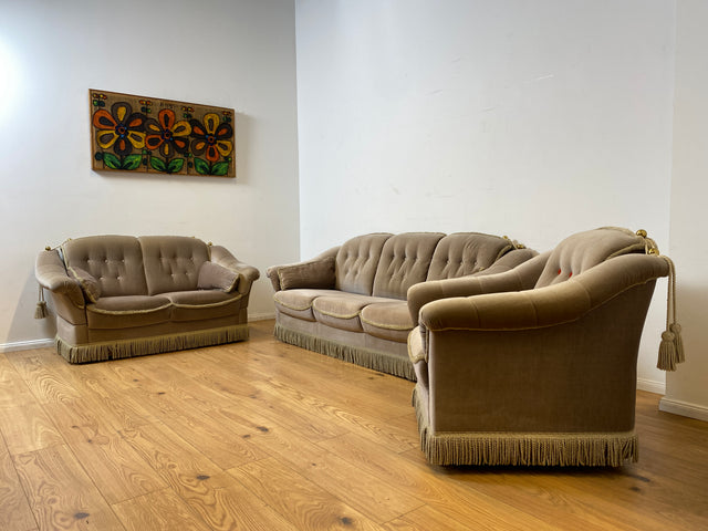 WMK I Äußerst gemütliches Vintage Sofa mit samtartigen beigen Originalbezug, Fransen & ausklappbaren Armlehnen