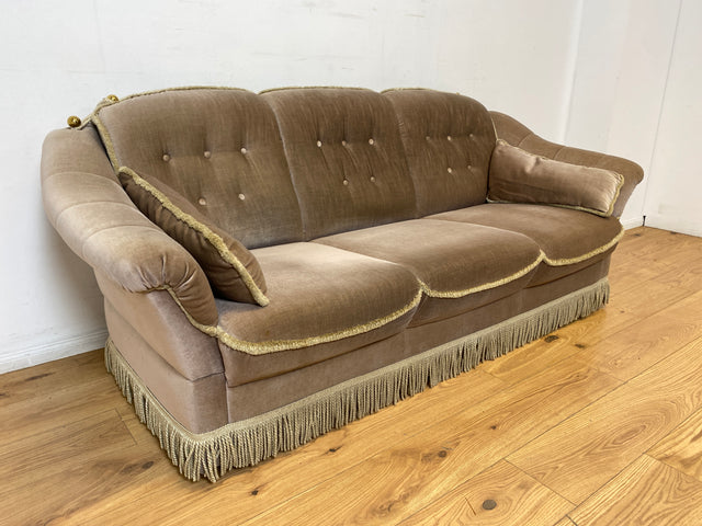 WMK I Äußerst gemütliches Vintage Sofa mit samtartigen beigen Originalbezug, Fransen & ausklappbaren Armlehnen