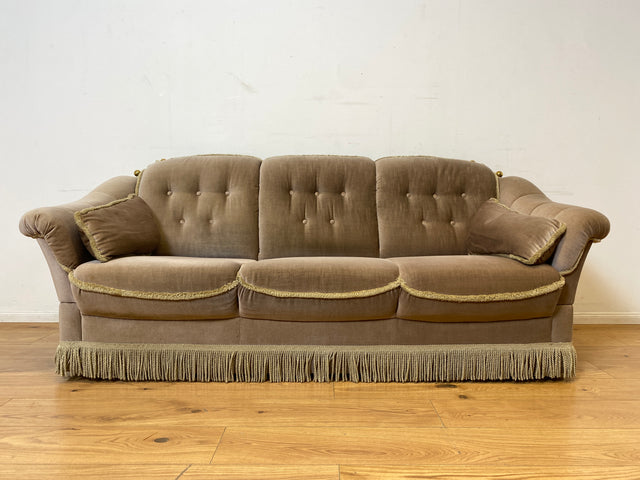 WMK I Äußerst gemütliches Vintage Sofa mit samtartigen beigen Originalbezug, Fransen & ausklappbaren Armlehnen