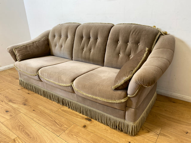 WMK I Äußerst gemütliches Vintage Sofa mit samtartigen beigen Originalbezug, Fransen & ausklappbaren Armlehnen