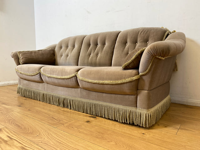WMK I Äußerst gemütliches Vintage Sofa mit samtartigen beigen Originalbezug, Fransen & ausklappbaren Armlehnen