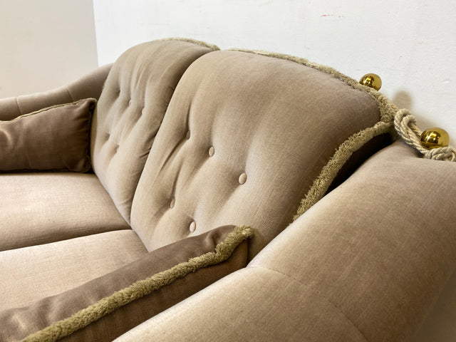 WMK I Äußerst gemütliches Vintage Sofa mit samtartigen beigen Originalbezug, Fransen & ausklappbaren Armlehnen