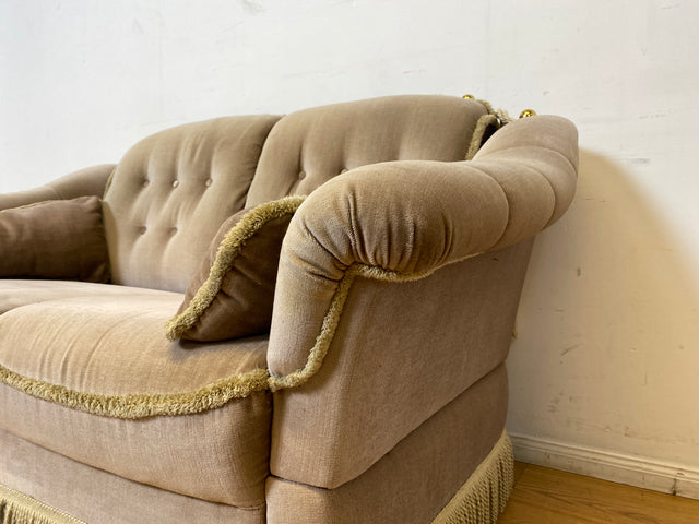 WMK I Äußerst gemütliches Vintage Sofa mit samtartigen beigen Originalbezug, Fransen & ausklappbaren Armlehnen