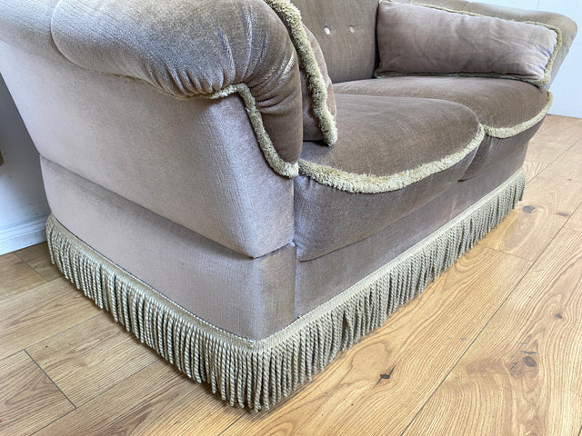 WMK I Äußerst gemütliches Vintage Sofa mit samtartigen beigen Originalbezug, Fransen & ausklappbaren Armlehnen