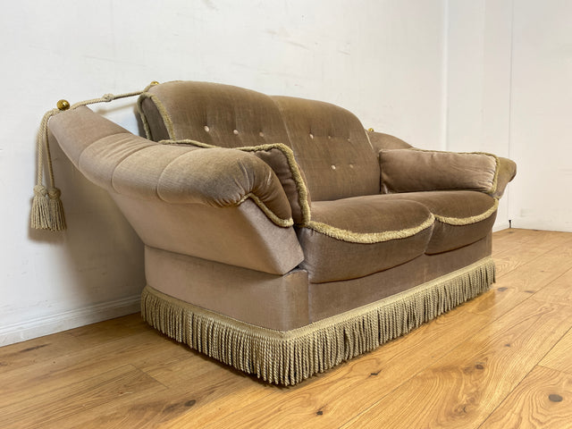 WMK I Äußerst gemütliches Vintage Sofa mit samtartigen beigen Originalbezug, Fransen & ausklappbaren Armlehnen