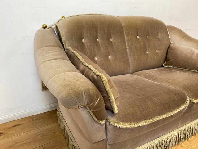 WMK I Äußerst gemütliches Vintage Sofa mit samtartigen beigen Originalbezug, Fransen & ausklappbaren Armlehnen