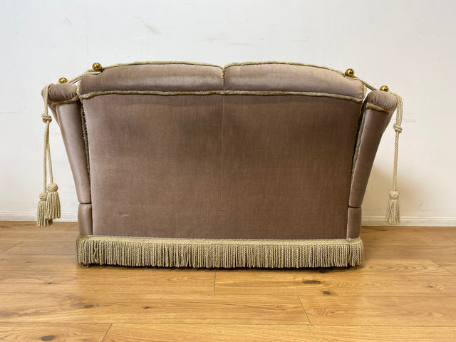 WMK I Äußerst gemütliches Vintage Sofa mit samtartigen beigen Originalbezug, Fransen & ausklappbaren Armlehnen
