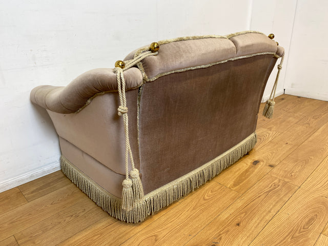 WMK I Äußerst gemütliches Vintage Sofa mit samtartigen beigen Originalbezug, Fransen & ausklappbaren Armlehnen