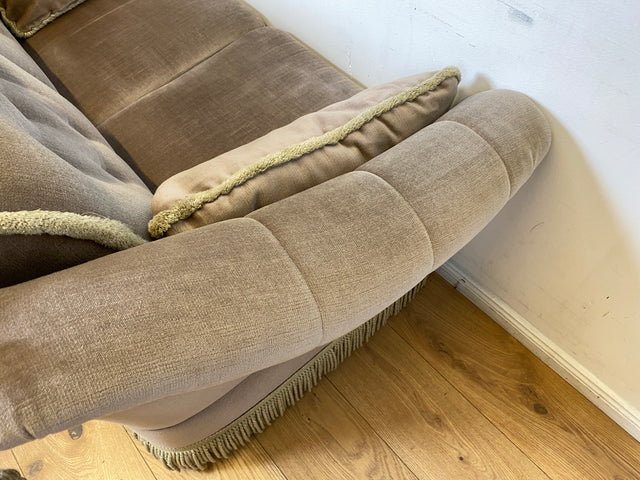WMK I Äußerst gemütliches Vintage Sofa mit samtartigen beigen Originalbezug, Fransen & ausklappbaren Armlehnen