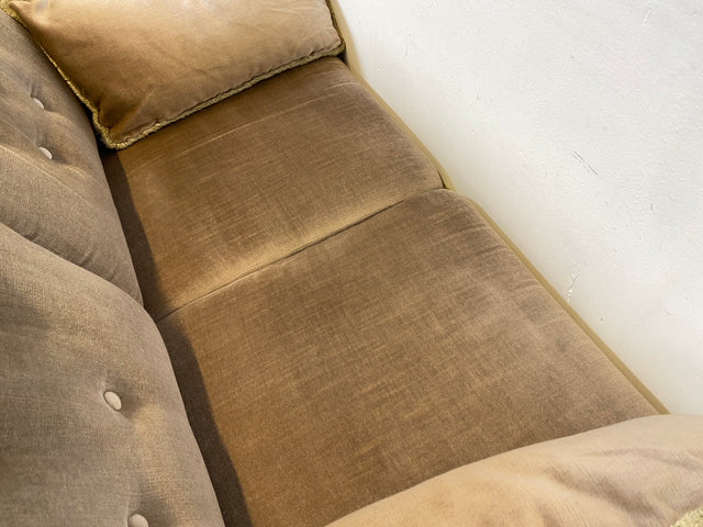 WMK I Äußerst gemütliches Vintage Sofa mit samtartigen beigen Originalbezug, Fransen & ausklappbaren Armlehnen