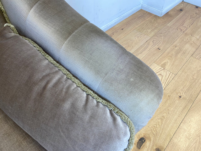 WMK I Äußerst gemütliches Vintage Sofa mit samtartigen beigen Originalbezug, Fransen & ausklappbaren Armlehnen