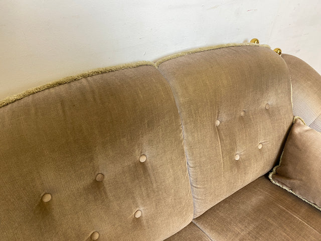 WMK I Äußerst gemütliches Vintage Sofa mit samtartigen beigen Originalbezug, Fransen & ausklappbaren Armlehnen
