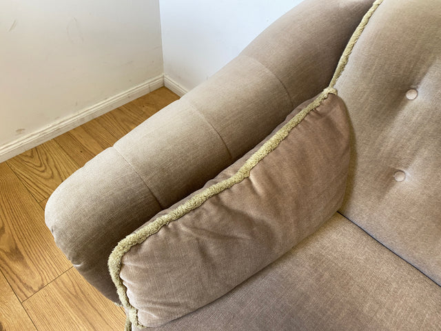 WMK I Äußerst gemütliches Vintage Sofa mit samtartigen beigen Originalbezug, Fransen & ausklappbaren Armlehnen