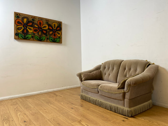 WMK I Äußerst gemütliches Vintage Sofa mit samtartigen beigen Originalbezug, Fransen & ausklappbaren Armlehnen