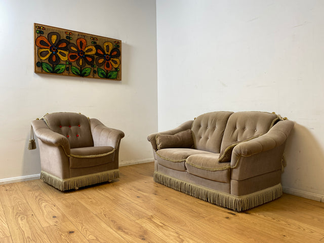WMK I Äußerst gemütliches Vintage Sofa mit samtartigen beigen Originalbezug, Fransen & ausklappbaren Armlehnen