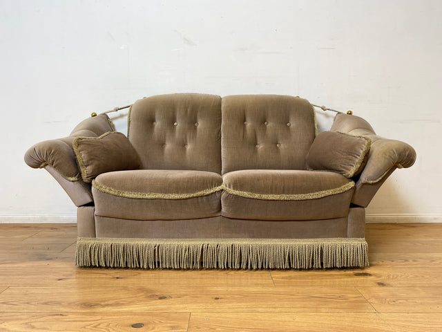 WMK I Äußerst gemütliches Vintage Sofa mit samtartigen beigen Originalbezug, Fransen & ausklappbaren Armlehnen